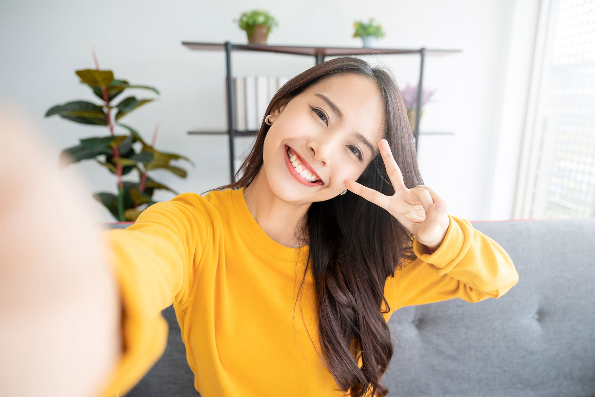 一位笑容滿面的女生在自拍, 展現自信的一面。